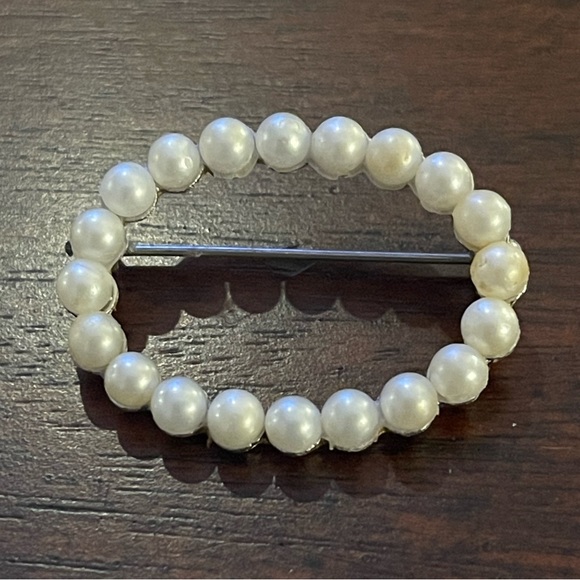 Oval faux white pearl silver tone metal pin brooch - Picture 3 of 6